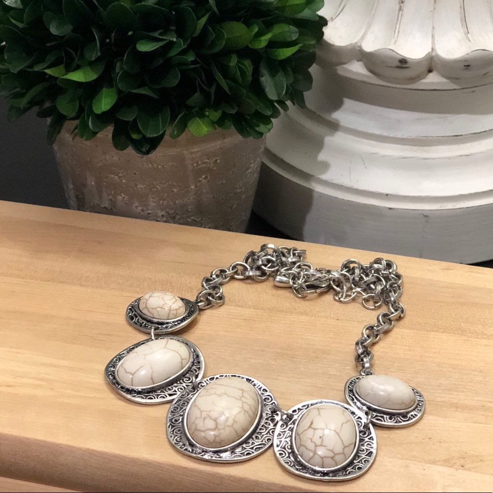 🌟2/$17🌟 Rustic silver/cream statement necklace